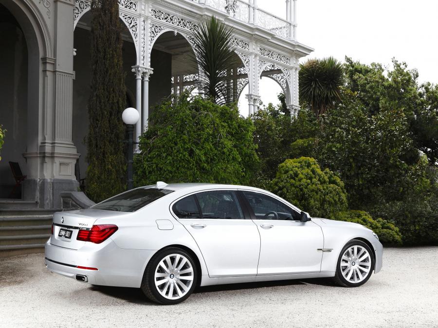  BMW 750i 2012 года  (AU) (фото 9 из 15)
